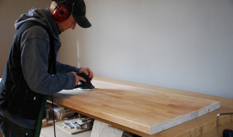 Slipning av björkbänkskiva